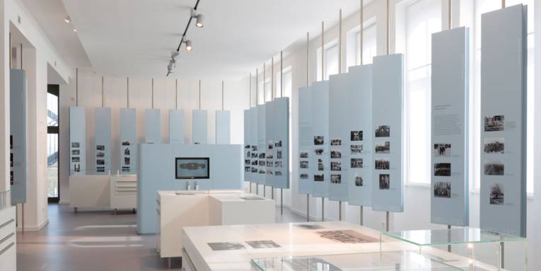 Ein Ausstellungsraum mit mehrern Info- und Bildertafeln.
