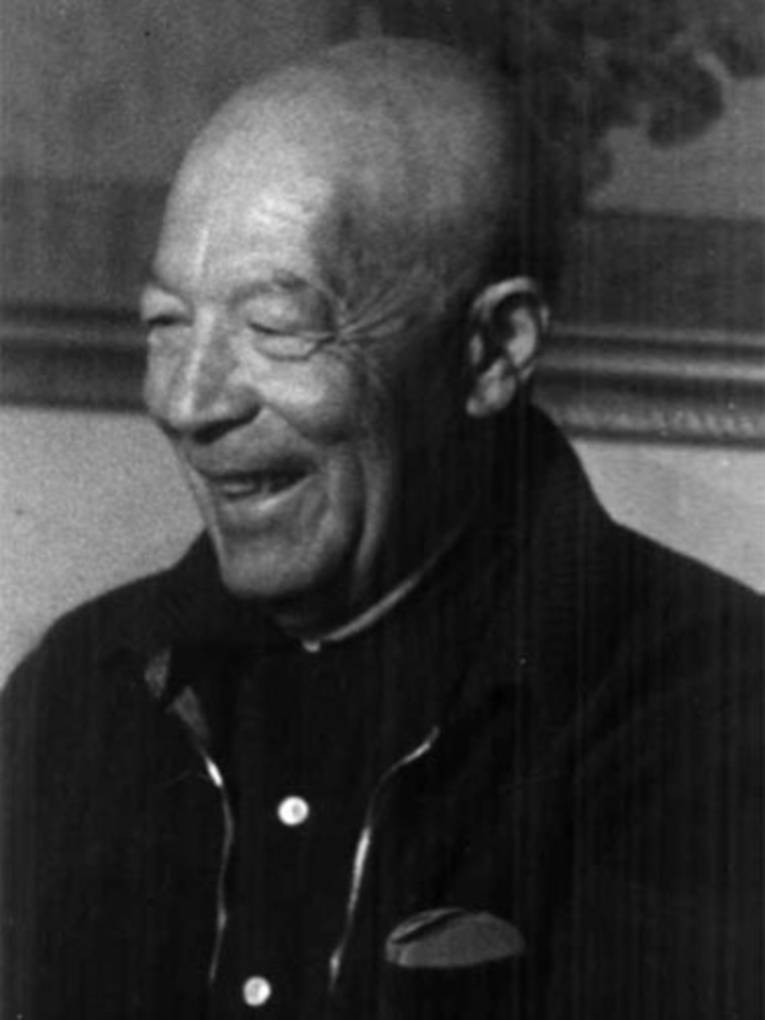 Eine alte Aufnahme (schwarz-weiß) eines Mannes mit Glatze.