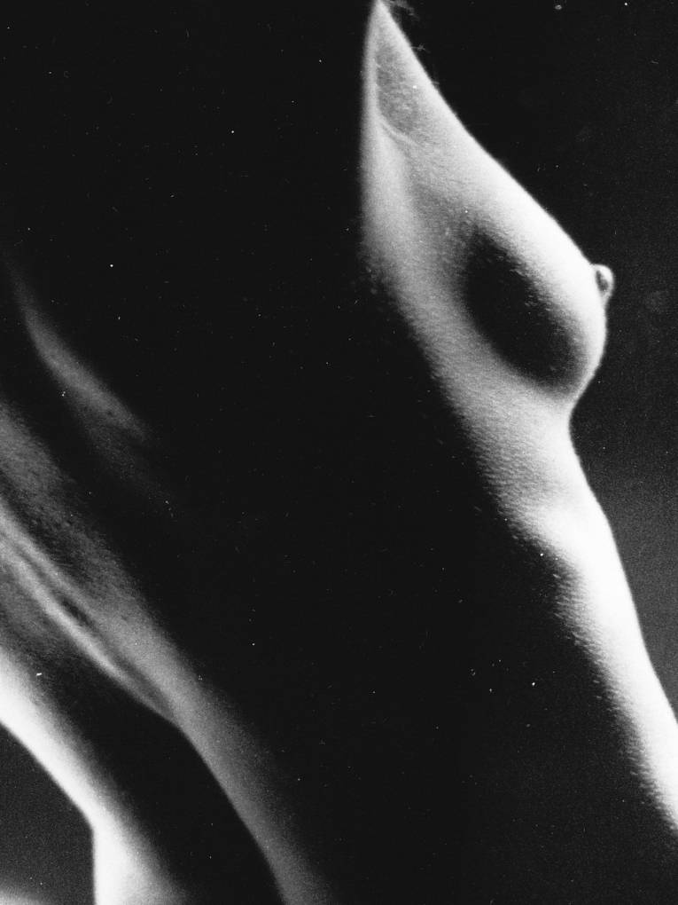Schwarz-Weiß-Fotografie: Seitenansicht eines weiblichen Oberkörpers