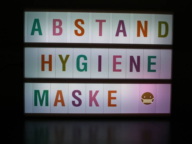 AHA-Regeln: Abstandhalten, Hygieneregeln befolgen, Alltagsmaske tragen - und regelmäßiges Lüften nicht vergessen!