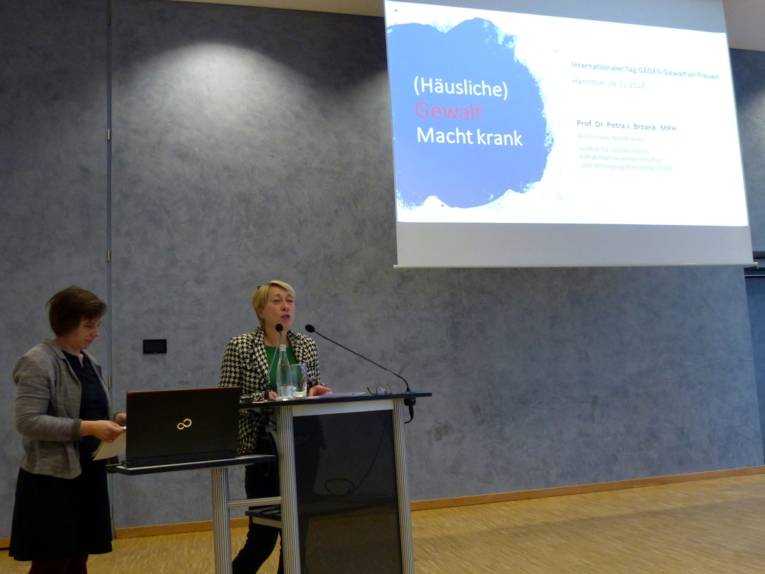 Zwei Frauen stehen an einem Rednerpult.