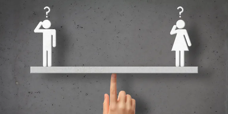 Waage auf einem Zeigefinger