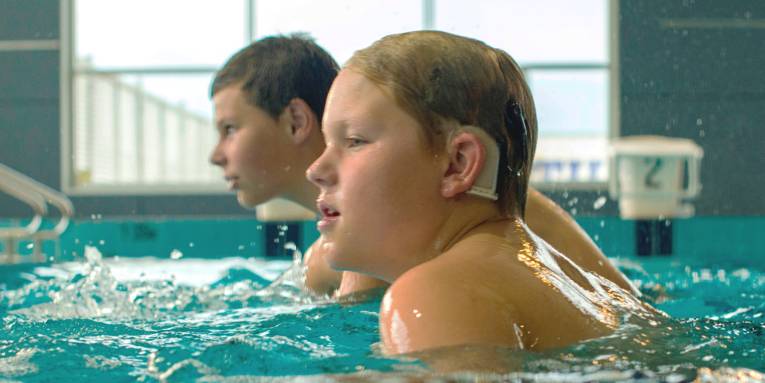 Zwei Jungen schwimmen 