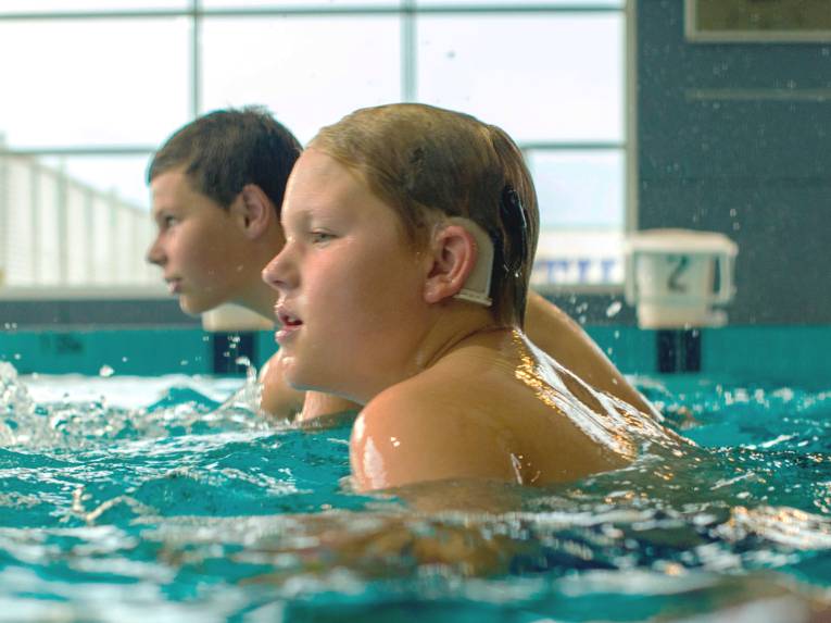 Zwei Jungen schwimmen