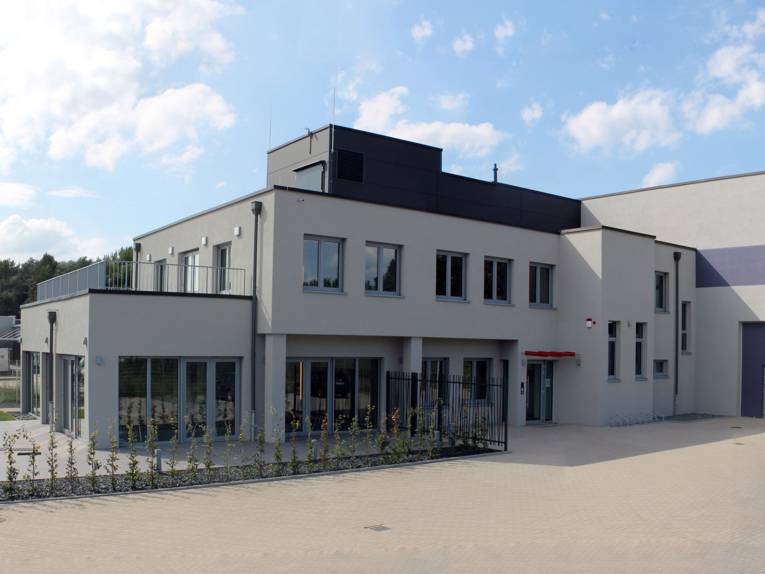 Ein Gebäude von außen fotografiert.