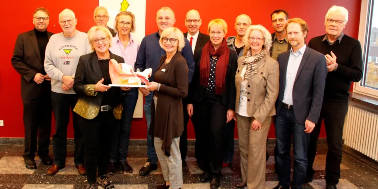 Eine Gruppe von Menschen, alle blicken in die Kamera