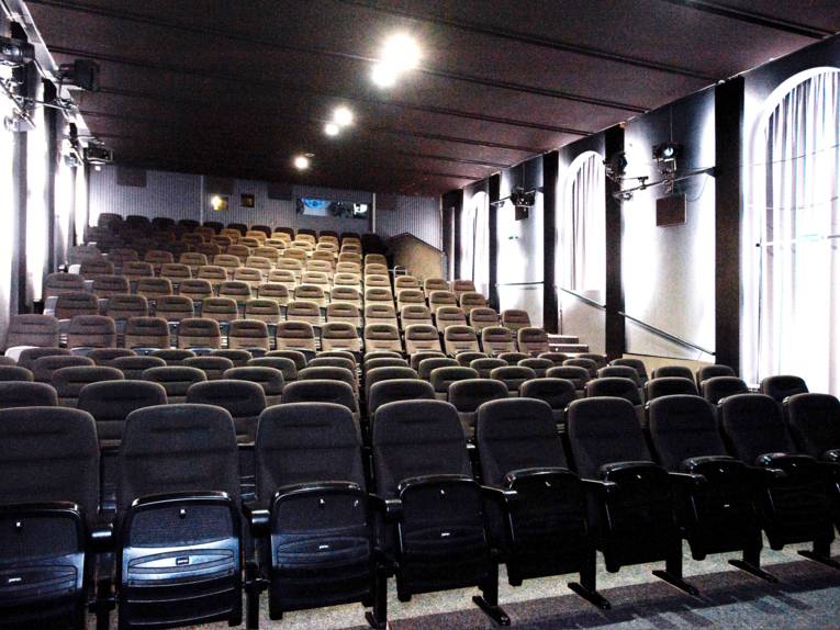 Ein Kinosaal mit 14 bestuhlten Reihen. Die Sitze sind klappbar.