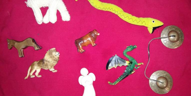 Symbole wie z. B. ein Drachen, ein Engel, eine Schlange, ein Pferd und ein Löwe, die von den Kindern in der Marktkirche gesucht und entdeckt werden können.