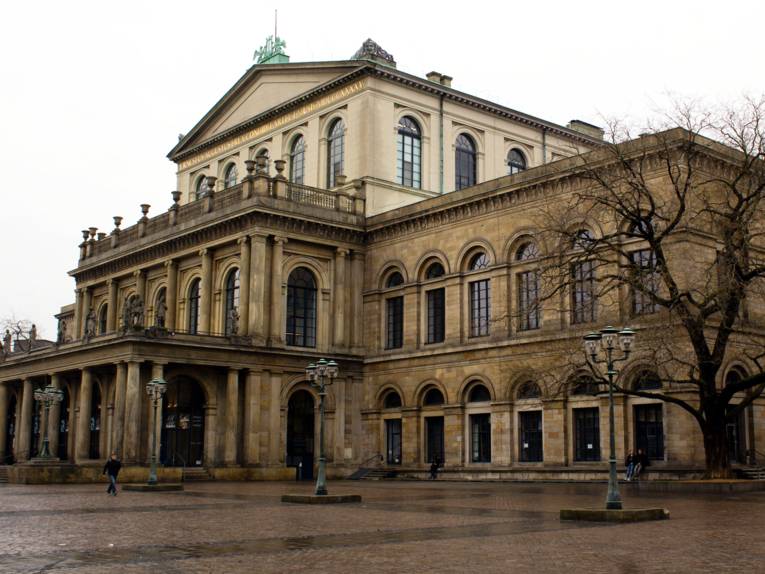 Blick vom Opernplatz auf die Staatsoper Hannover