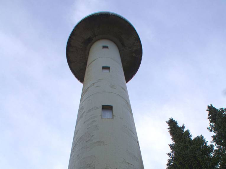 Ein hoher hoher Aussichts- und Richtfunkturm.