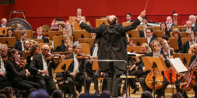 Ein Dirigent in Aktion vor der Orchester