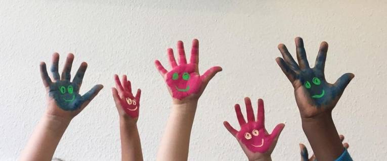 Fünf bemalte Kinderhände