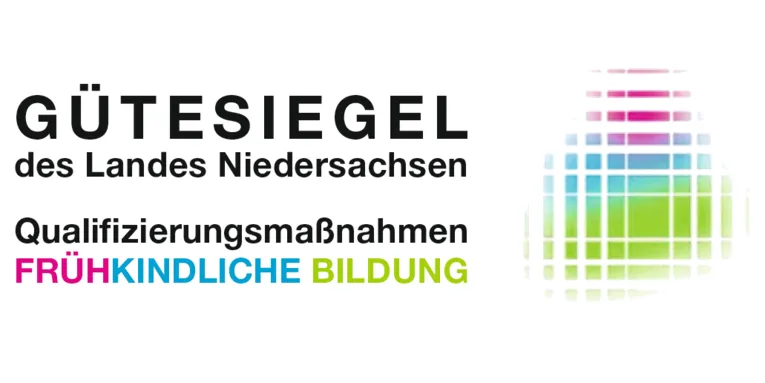 Auf weißem Grund steht in schwarzer Schrift: "Gütesiegel des Landes Niedersachsen. Qualifizierungsmaßnahmen". In unterschiedlichen Farben steht darunter "FRÜHKINDLICHE BILDUNG". Rechts daneben ist ein graphisches Element mit denselben Farben.