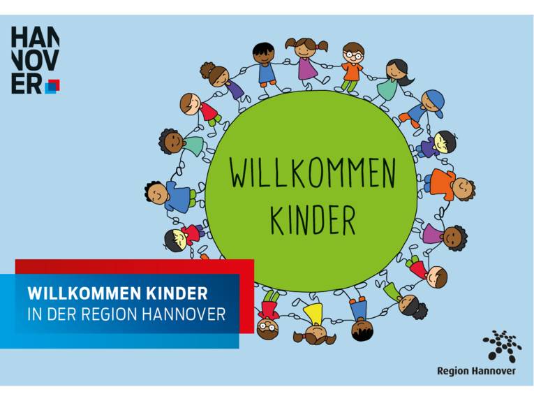 Zeichnung mit Text: Kinder halten sich um einen grünen Kreis herum an den Händen, in einem grafischen Element, in dem ein blaues Rechteck ein rotes Rechteck überlagert, steht: "Willkommen Kinder in der Region Hannover".