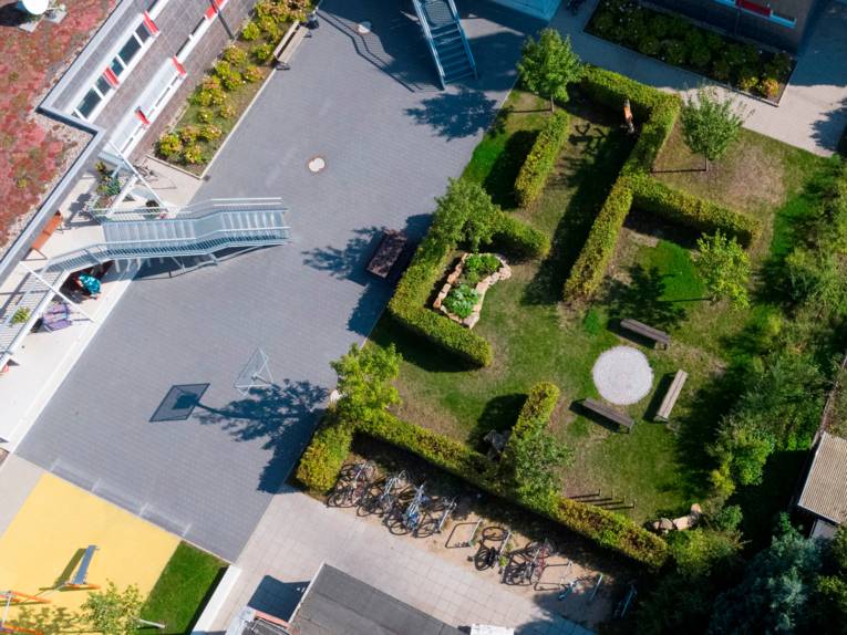 Luftaufnahme Standort Wunstorf auf einen Garten mit Labyrinth-Elementen.