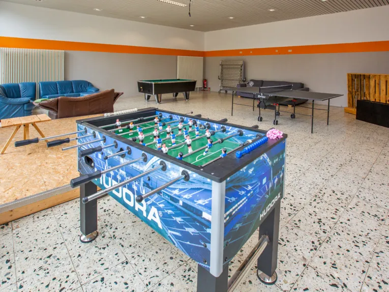 Gro&szlig;er Raum mit Sofas, Kicker-Tischfu&szlig;ball, Tischtennisplatte, Billard und mehr.