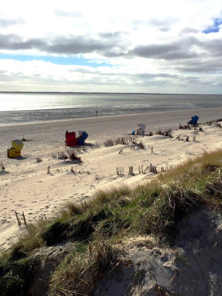 Blick auf den Strand und das Meer der deutschen Nordseeinsel Föhr.