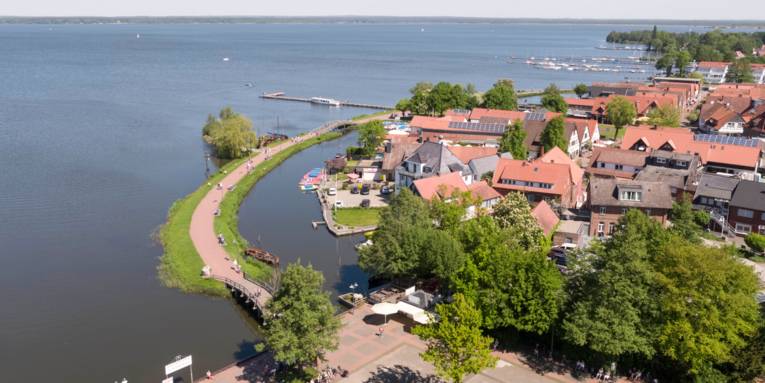 Blick aus der Vogelperspektive auf die Uferpromenade in Wunstorf-Steinhude (Region Hannover).