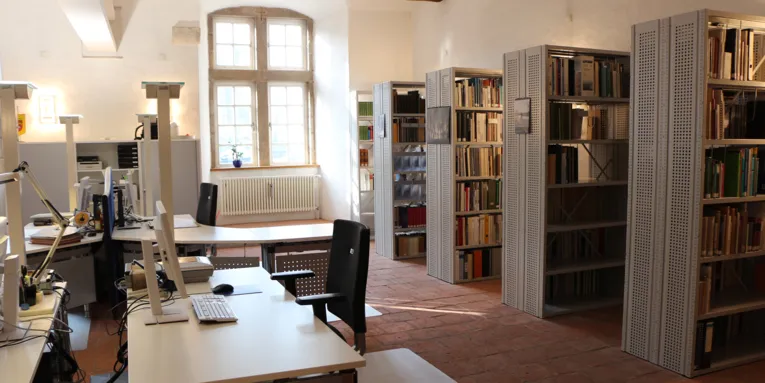 Regal mit Büchern