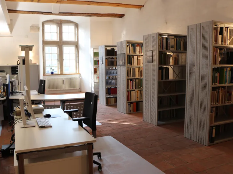 Regal mit Büchern