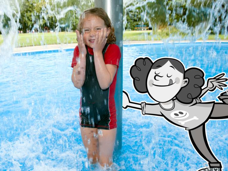 Ein Mädchen duscht im flachen Becken eines Freibades unter einem Duschpilz, neben ihr ist ein gezeichnetes Mädchen.