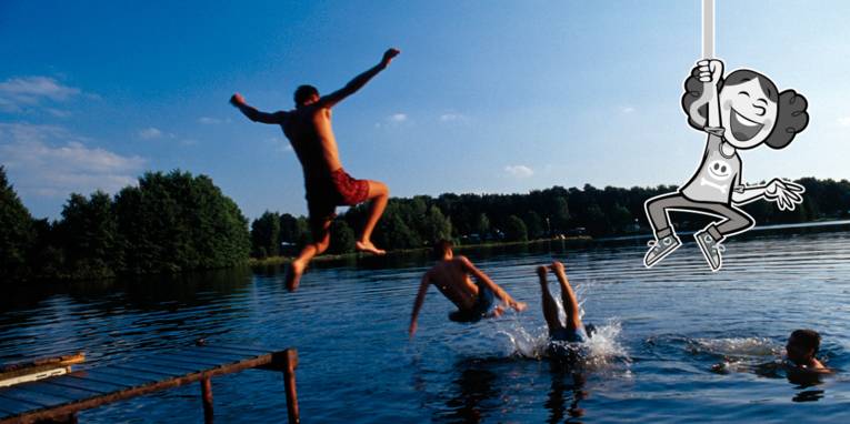Jungen springen von einem Steg ins Wasser, ein gezeichnetes Mädchen baumelt an einem Seil über dem Wasser.