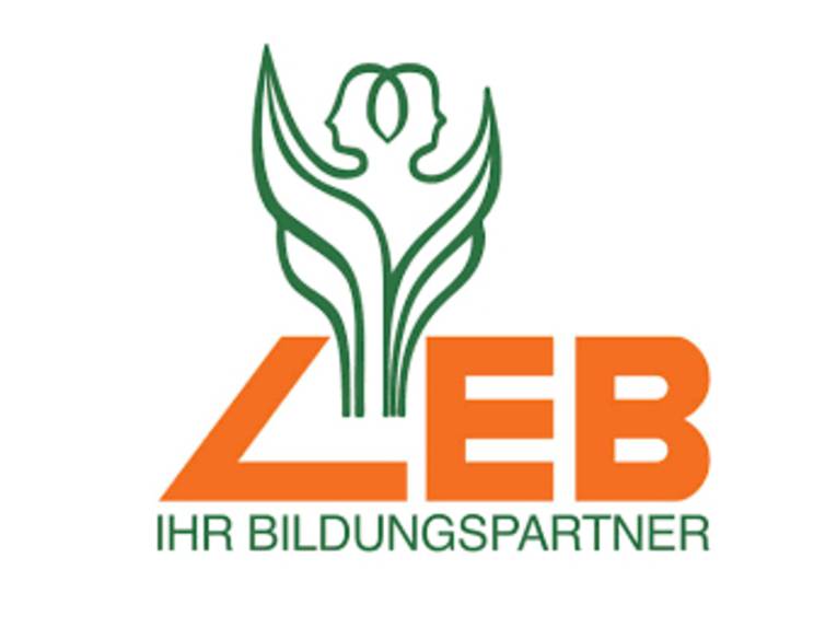 Logo des Bildungsvereins Ländliche Erwachsenenbildung in Niedersachsen e.V. (LEB): Eine stilisierte, doppelköpfige Figur erhebt sich aus den Blättern einer Pflanze, darunter stehen die Buchstaben "LEB" und darunter "IHR BILDUNGSPARTNER".