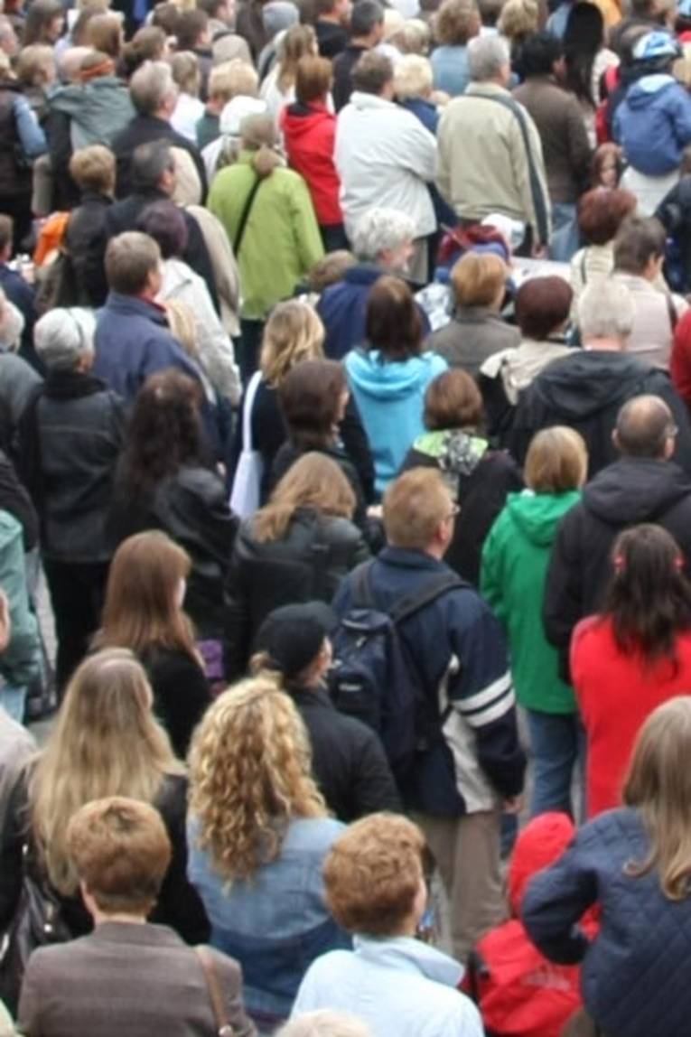 Eine Menschenmenge steht draußen.