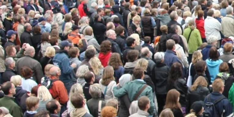 Eine Menschenmenge steht draußen.