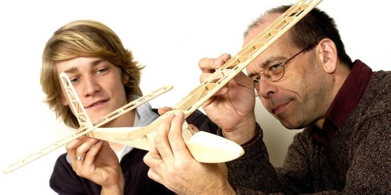 Ein Mann und ein Jugendlicher mit einem Modellflugzeug.