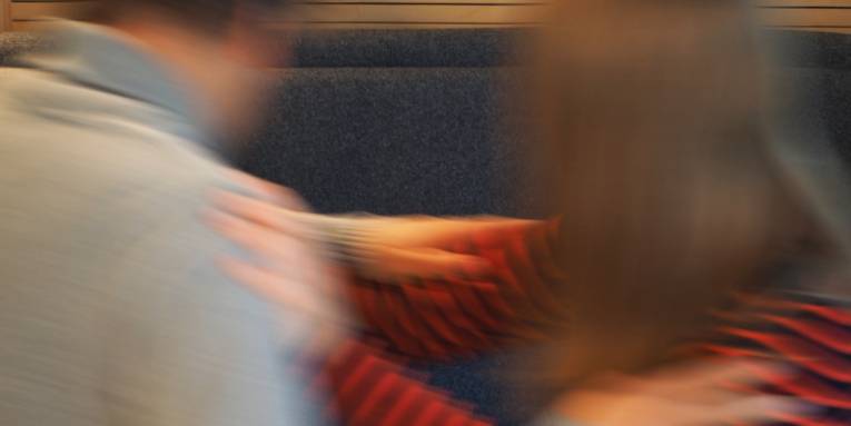 Ein Konflikt zwischen einer männlichen und einer weiblichen Person ist so weit ausgeartet, dass beide körperlich miteinander rangeln und sich schubsen. Diese Bewegungen erzeugen eine Bewegungsunschärfe.