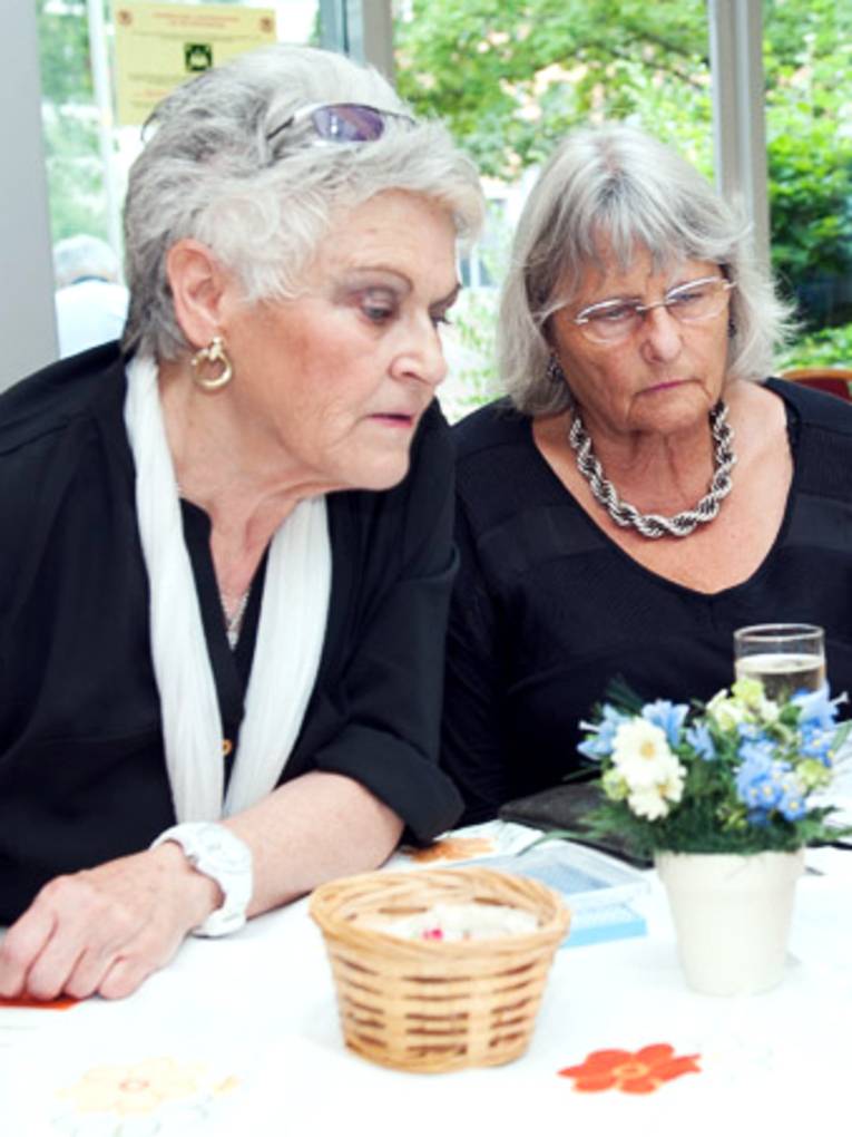 Zwei ältere Damen blicken prüfend auf ihr Gegenüber.