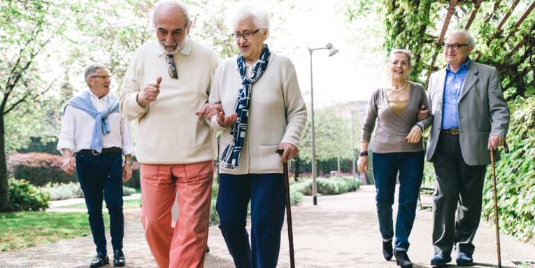 Eine Gruppe älterer Menschen geht spazieren