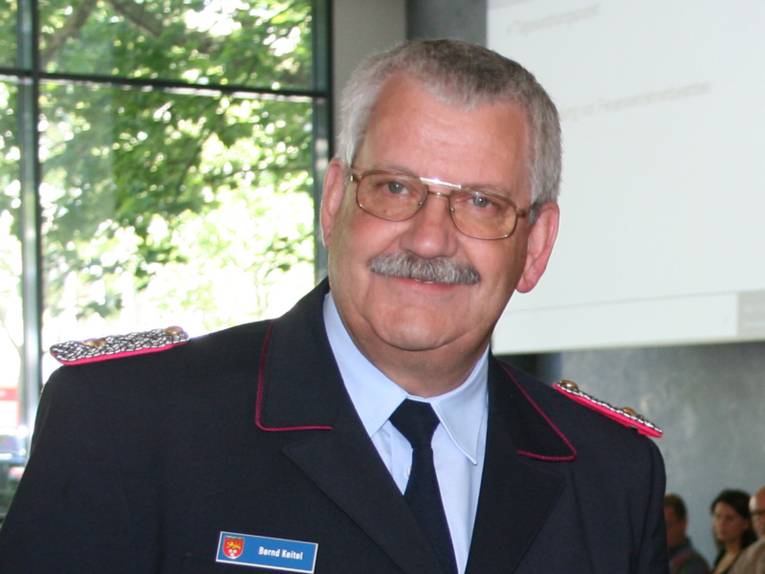 Portraitaufnahme eines Mannes im Dienstanzug der Freiwilligen Feuerwehr. Auf dem Namensschild auf der rechten Brust steht "Bernd Keitel".