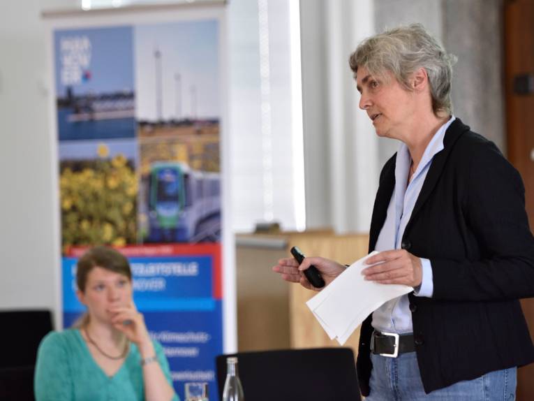 Eine Frau die einen Vortrag hält.