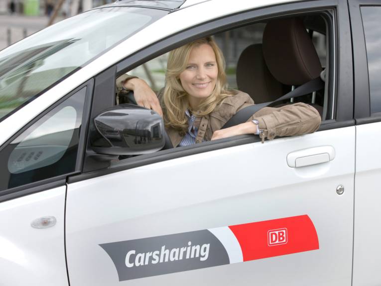 Eine Frau sitzt in einem Auto.