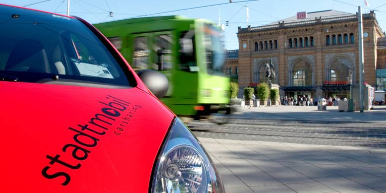 Ein rotes Auto vor dem Hauptbahnhof Hannover.