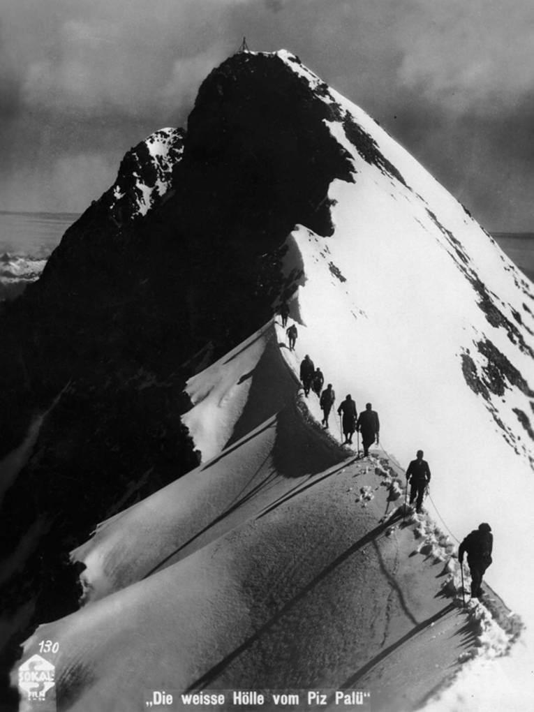 Bergsteiger im Schnee auf dem Grad