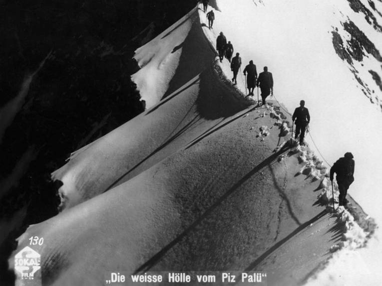 Bergsteiger im Schnee auf dem Grad
