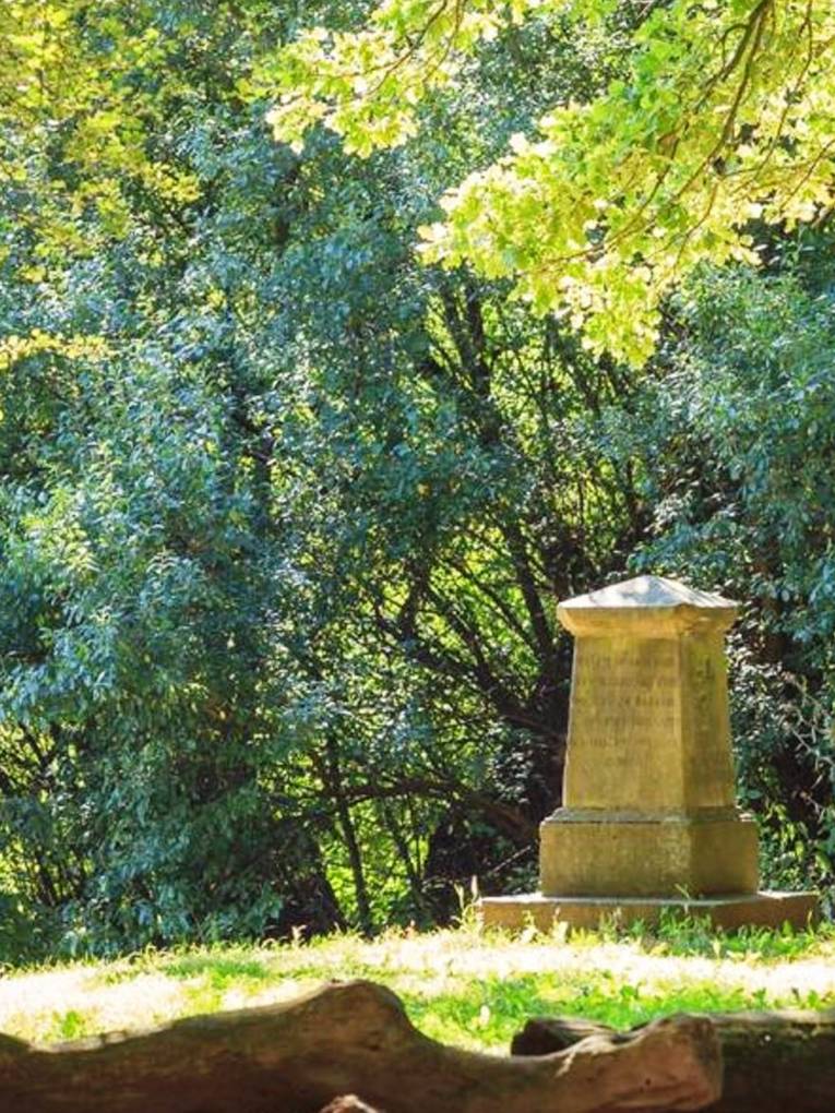 Monument in einem Landschaftsgarten.