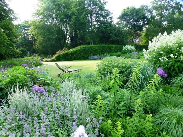 Garten mit Sonnenliege