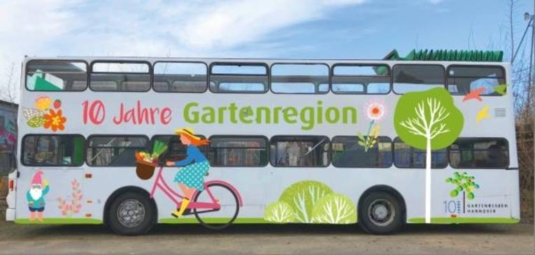 Doppeldeckerbus mit Schriftzug 10 Jahre Gartenregion