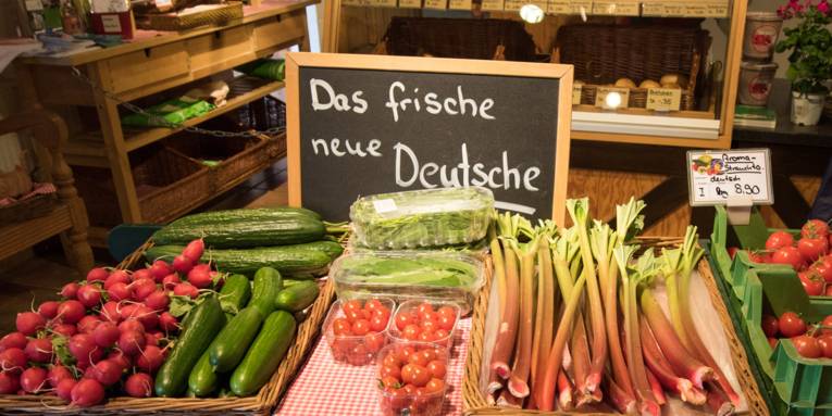Radieschen, Gurken, Tomaten, Rhabarber in einem Laden dekoriert.