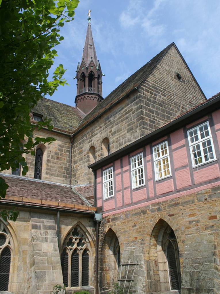 Kirchengebäude mit gotischen Fenstern