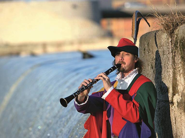 Mann im mittelalterlichen Kostüm mit Flöte