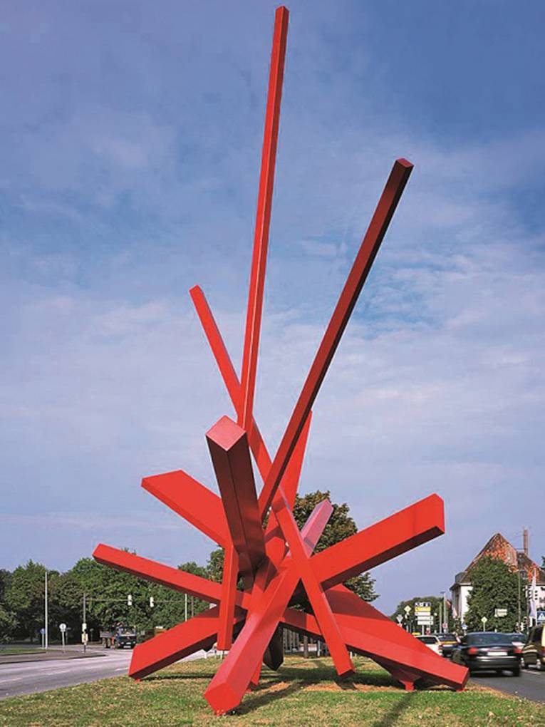 Rote Stahlstreben zu einem Kunstwerk getürmt