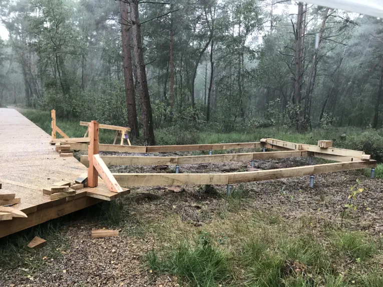 Erdanker, Balken, Teile eines Holzstegs