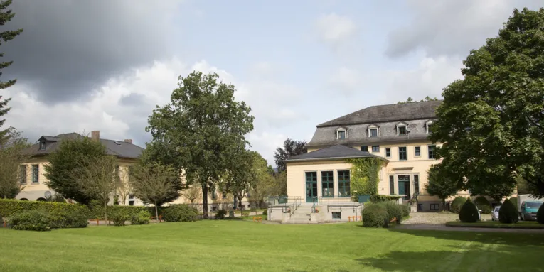 Park mit zwei Geäuden