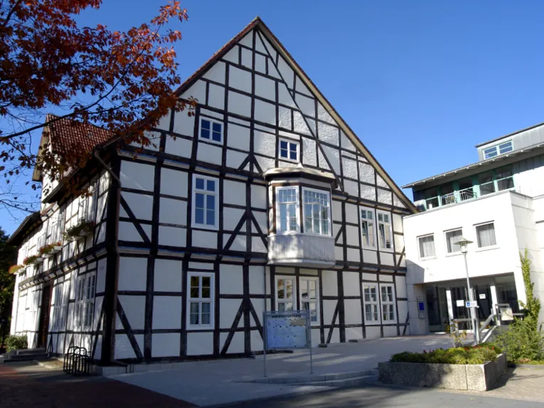 Fachwerkgebäude mit neuerem Anbau auf der rechten Seite