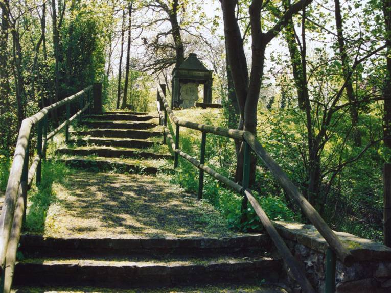 Spazierweg mit Stufen zum Herzog-Albrecht-Denkmal